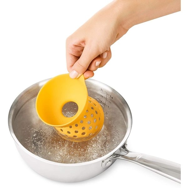 オクソー グッドグリップ シリコン エッグポーチャー 2個 OXO イエロー ポーチドエッグ作り器