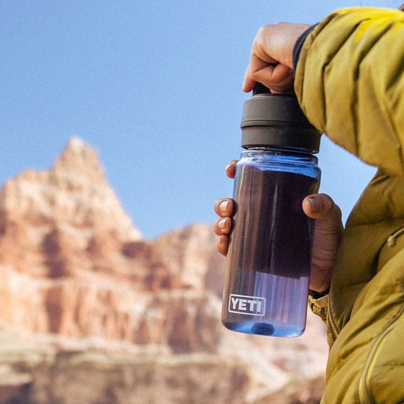 YETI YONDER 600 ML / 20 OZ プラスチック ウォーター ボトル イエティ 水筒 ★Charcoal(チャコール)★