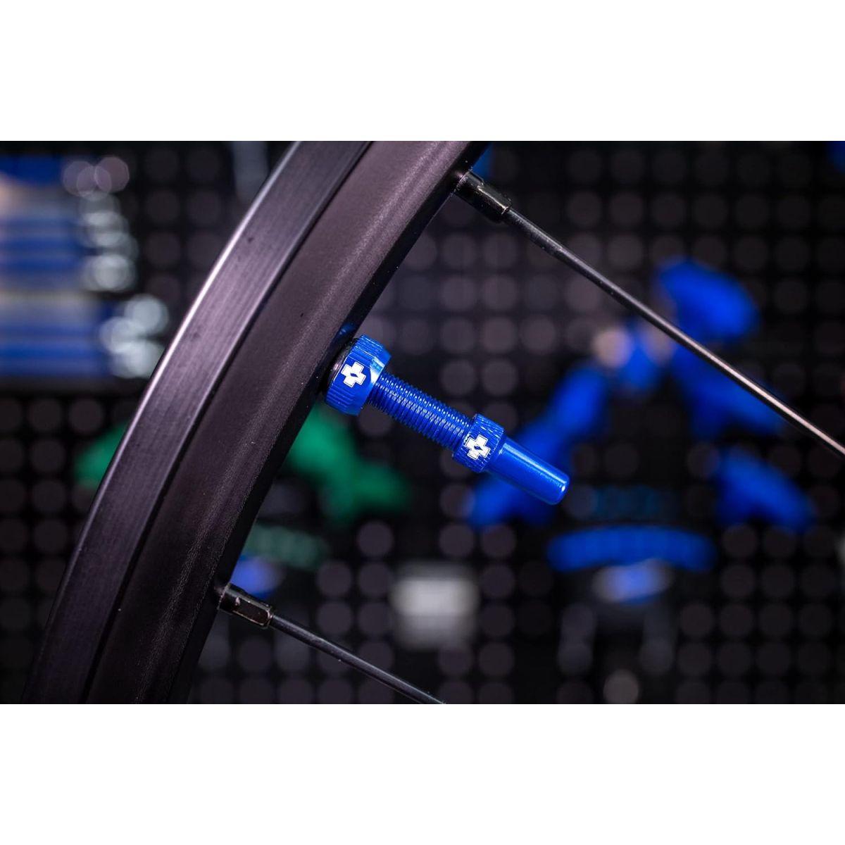 Muc-Off チューブレスバルブ V2 ブルー 60mm チューブレスバルブステム バルブコア取り外しツール付き チューブブレスタイヤ用 仏式バルブステムキャップ付き