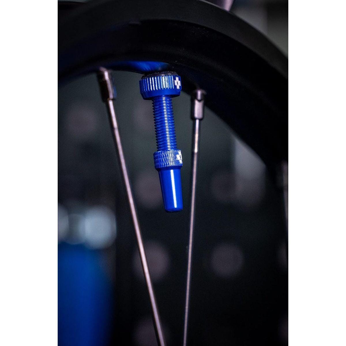 Muc-Off チューブレスバルブ V2 ブルー 60mm チューブレスバルブステム バルブコア取り外しツール付き チューブブレスタイヤ用 仏式バルブステムキャップ付き