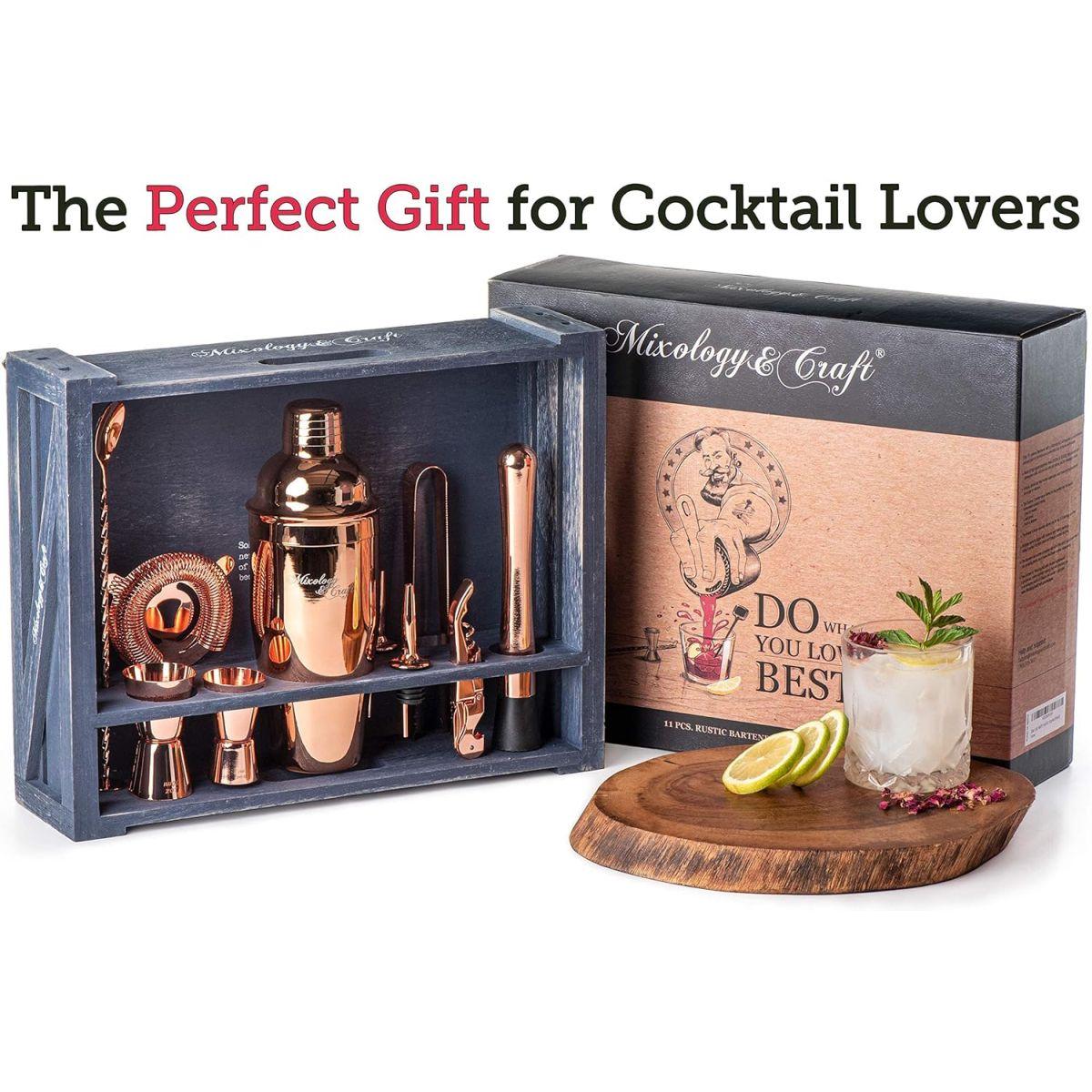 Mixology バーテンダーキット: 11点 バーツールセット 素朴な木製スタンド付き | 完璧なホームバーテンディングキットとカクテルシェーカーセット 真のドリンクミキシング体験に | 楽しい新築祝いギフトアイデア (銅)