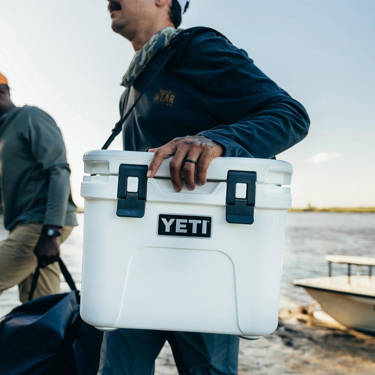 YETI Roadie 15 ハードクーラー Moon Dust(ムーンダスト) 肩掛けストラップ付き イエティ クーラーボックス ローディー コンパクトサイズ